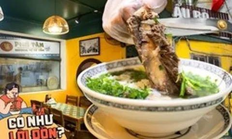 Ăn thử phở người Hàn giá 200.000 đồng ở Liễu Giai, khách tự cầm kéo gỡ sườn bò ngay tại bàn