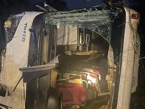 Xe chở khách du lịch bị lật ở Phú Thọ, 13 người thương vong