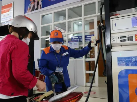 Giá xăng giảm hơn 400 đồng/lít