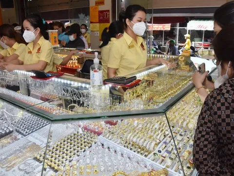 Giá vàng hôm nay 15-7: Vàng thế giới lao dốc, vàng SJC chỉ giảm nhỏ giọt