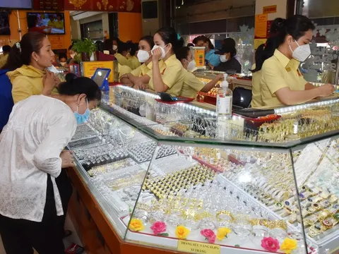 Giá vàng hôm nay 16-7: Bị đè nén khi USD còn tăng giá