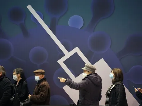 Nhập viện tăng do BA.5 Omicron, EU mở rộng đối tượng tiêm mũi 4