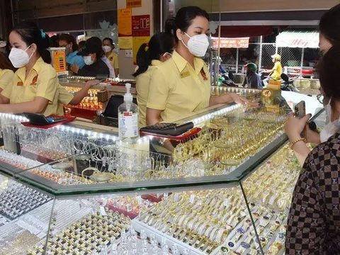 Giá vàng hôm nay 15-7: Lao xuống dốc khi USD tăng giá mạnh