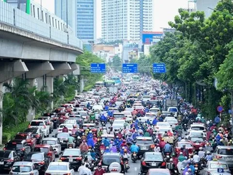 Vì sao Sở GTVT Hà Nội vẫn chưa thể tách riêng làn ô tô trên đường Nguyễn Trãi?