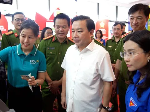 BIDV giới thiệu giao dịch bằng CCCD gắn chip tại triển lãm của ngành Công an