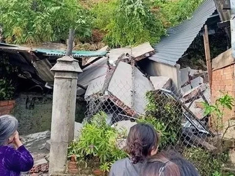 Đắk Lắk: Sạt lở đất gây sập nhà dân, 4 người trong một gia đình nhập viện