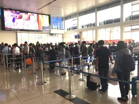 Tốn tiền để làm thủ tục nhanh ở sân bay, vẫn phải xếp hàng soi chiếu an ninh