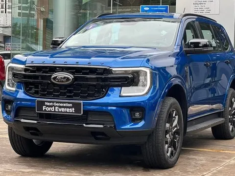 Soi gói 'lạc' giá 200 triệu đồng của Ford Everest bản 'full option' tại Việt Nam: Chỉ có 4 món, tặng thêm nhiều món