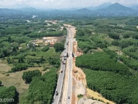 Cận cảnh "Hình hài" cao tốc Cam Lộ - La Sơn