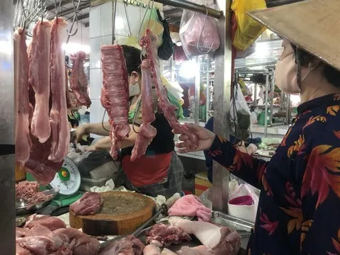 Giá xăng giảm sâu, sao hàng thiết yếu vẫn neo giá cao?