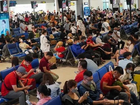 Tân Sơn Nhất những ngày cuối tuần: Mặc giá vé tăng cao, khách du lịch hè ngồi kín ghế chờ