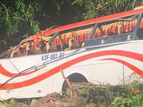 Hiện trường vụ xe khách chở 27 người lao xuống vực trên đèo Đại Ninh