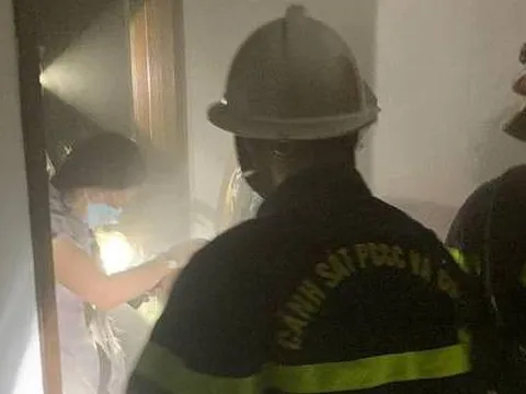 Hà Nội: Giải cứu 9 người trong ngôi nhà bị cháy