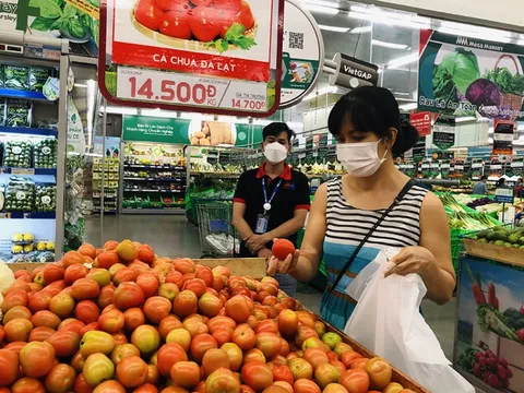 Giá hàng hóa vẫn leo thang, bất chấp xăng lao dốc