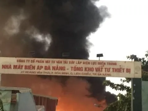 Đà Nẵng: Cháy tổng kho thiết bị, khói lửa bốc ngùn ngụt
