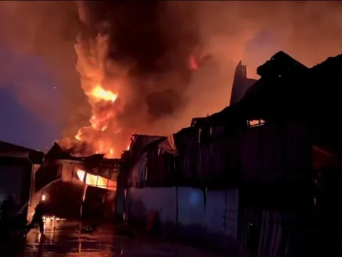 Cháy lớn tại Công ty xây lắp Điện lực miền Trung, khói bốc cao hàng chục mét