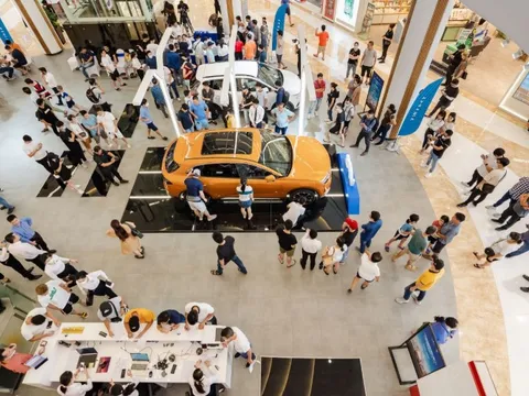 Cư dân Vinhomes hào hứng sống xanh đích thực khi cầm lái VF 8