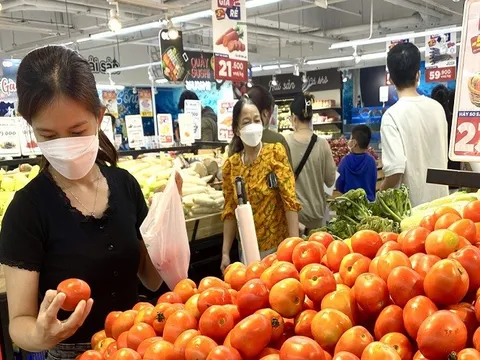 Giảm giá xăng dầu – Vì đâu giá hàng hóa chưa “hạ nhiệt”?