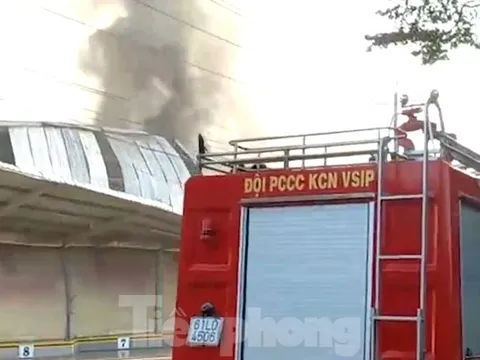 Lửa bao trùm nhà xưởng rộng hàng nghìn mét vuông ở Bình Dương