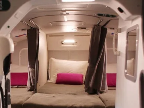 Không gian của tiếp viên hàng không trên máy bay: Chốn riêng tư hành khách không thể tiếp cận, tiện nghi như "khách sạn con nhộng" ở Nhật Bản