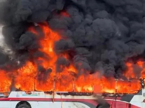 Hà Nội: Xe khách bốc cháy dữ dội khi đang di chuyển trên đường