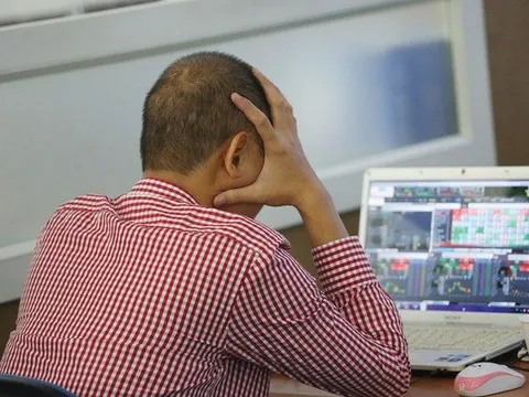 Thị trường ảm đạm, nhà đầu tư rút tiền chứng khoán, đẩy mạnh gửi tiết kiệm vào ngân hàng