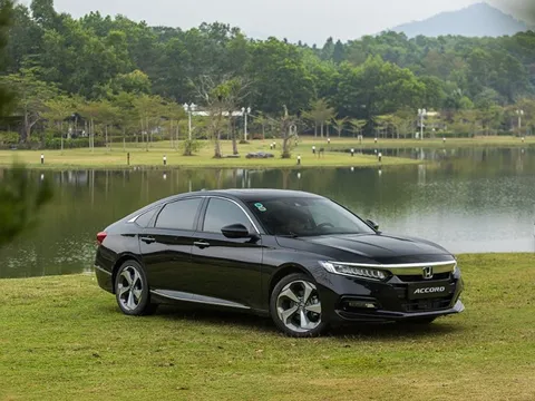 Honda Accord hàng tồn giảm giá sốc gần 300 triệu đồng