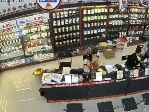 CLIP: Nữ nhân viên tiệm điện thoại ở TP HCM "té như bay" khi gặp cướp