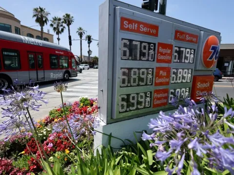 Giá xăng toàn cầu đột ngột lao dốc - thổi bay lợi nhuận của các nhà máy lọc dầu