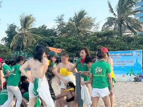 Xôn xao clip nhóm nữ du khách cởi áo ngực chơi team building ở bãi biển
