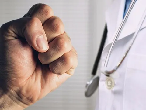 Sở Y tế TP HCM phối hợp với công an điều tra vụ 'người nhà bệnh nhân hành hung bác sĩ'