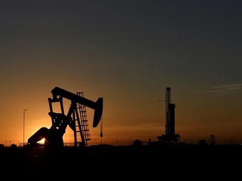 OPEC+ khó tăng sản lượng, giá dầu đi lên
