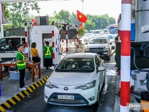 Cao tốc Hà Nội - Lào Cai ùn ứ ngày đầu hoàn toàn thu phí không dừng