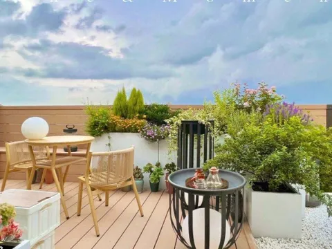 Bất chấp lời khuyên từ bạn bè, cô gái độc thân “chốt đơn” căn hộ ở tầng thượng với khu vườn đẹp như mơ