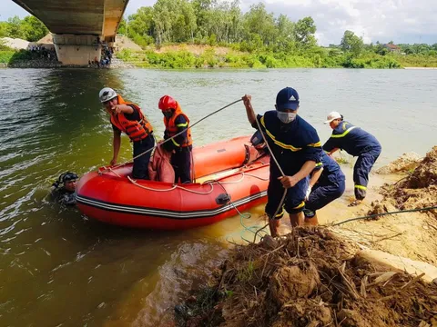 Để lại xe máy, thanh niên 21 tuổi nhảy cầu tự tử