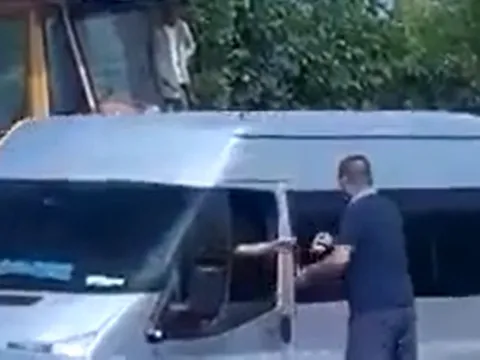 Người đàn ông lạ mặt thu tiền tại cao tốc Vân Đồn - Móng Cái