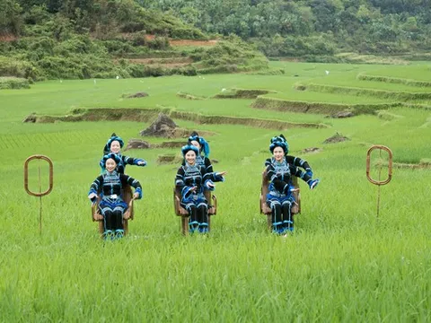 Phim hướng dẫn an toàn bay 2022 của Vietnam Airlines nổi "rần rần": Người xem phản ứng thế nào trước loạt địa danh xuất hiện?