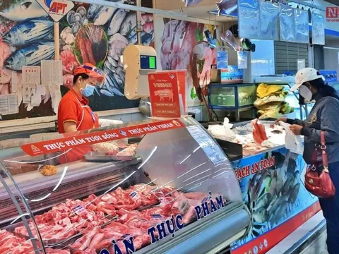 Lý giải việc giá thực phẩm vẫn "đứng im" dù giá xăng liên tục giảm