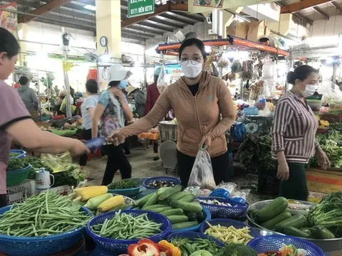 Xăng giảm 4 lần hơn 7.000 đồng/lít: Bao giờ tan “bão” giá?