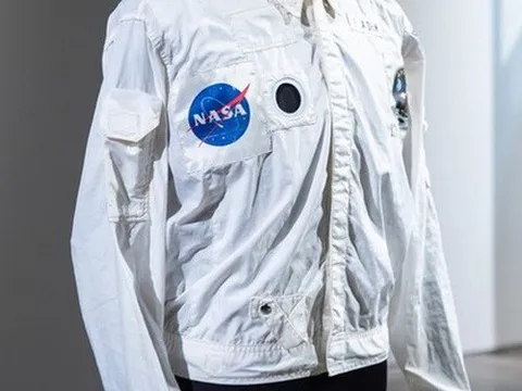 Chiếc áo mặc trên mặt trăng được bán với mức giá kỷ lục 2.7 triệu USD