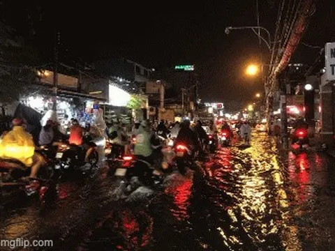 Hàng loạt tuyến đường ở TP HCM vẫn đang chìm trong nước