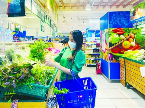 Giá xăng giảm, giá thực phẩm tại siêu thị hạ nhiệt