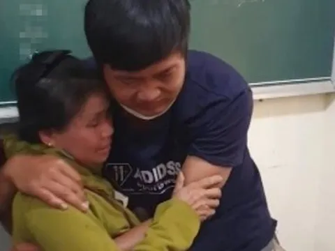 Giây phút vỡ òa của nam thanh niên 10 năm lưu lạc ở nước ngoài trở về