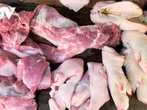 Giá thịt lợn tăng cao, người mua 10.000 đồng cũng bán