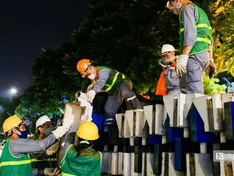 Dựng dải phân cách tách làn xe trên đường Nguyễn Trãi trong đêm