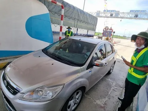 Sau 5 ngày thực hiện thu phí không dừng: Tài xế bức xúc vì quy định nộp tiền