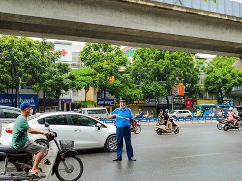 Bỡ ngỡ ngày đầu tách làn ôtô, xe máy trên đường Nguyễn Trãi