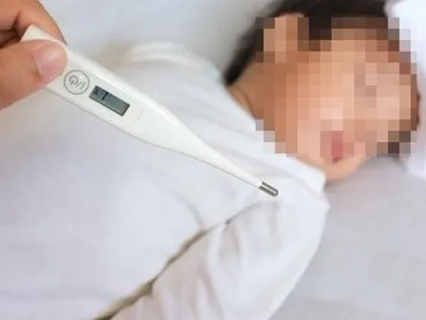 Trẻ hơn 1 tuổi tiểu máu kèm đau buốt vì bệnh tưởng chỉ có ở người lớn