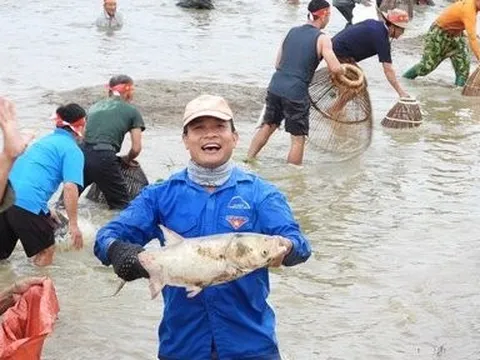 Hà Tĩnh: Hàng nghìn người đổ về hồ Đập Lổ tham gia lễ hội bắt cá