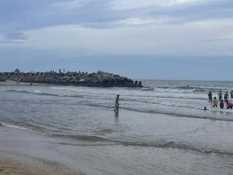 Bình Thuận: Một nam du khách bị đuối nước khi tắm biển